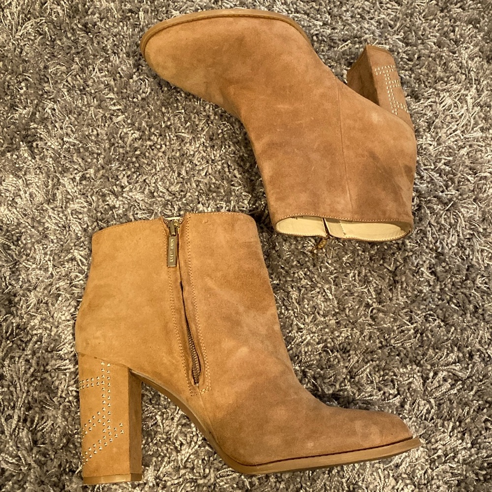 Tan suede Nine West zip-up ankle booties w/gold studded block heel, size 9.5